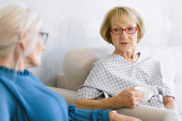 Incontinence et isolement : aider votre proche à s'en sortir